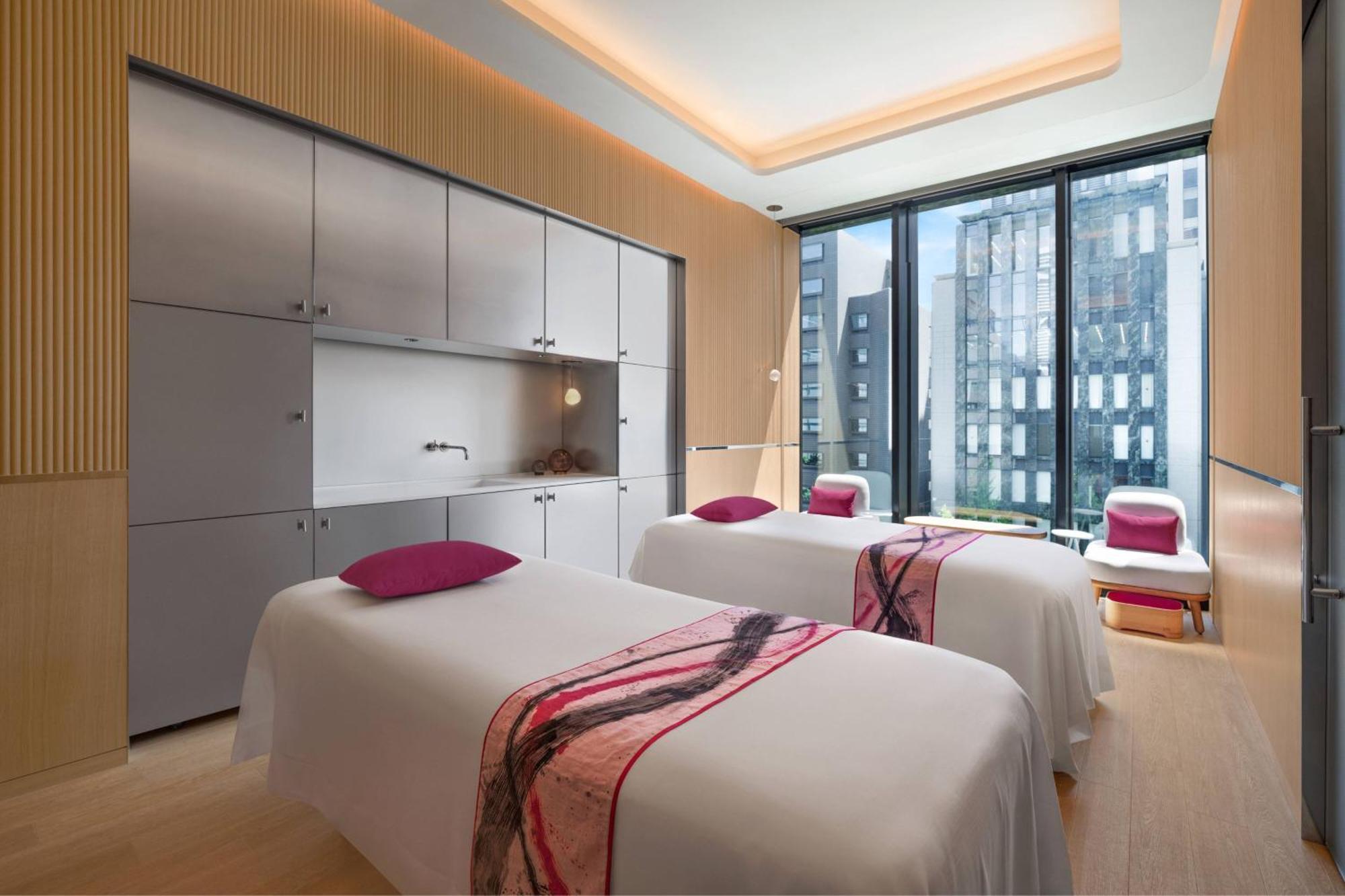 W Osaka Hotel Bagian luar foto